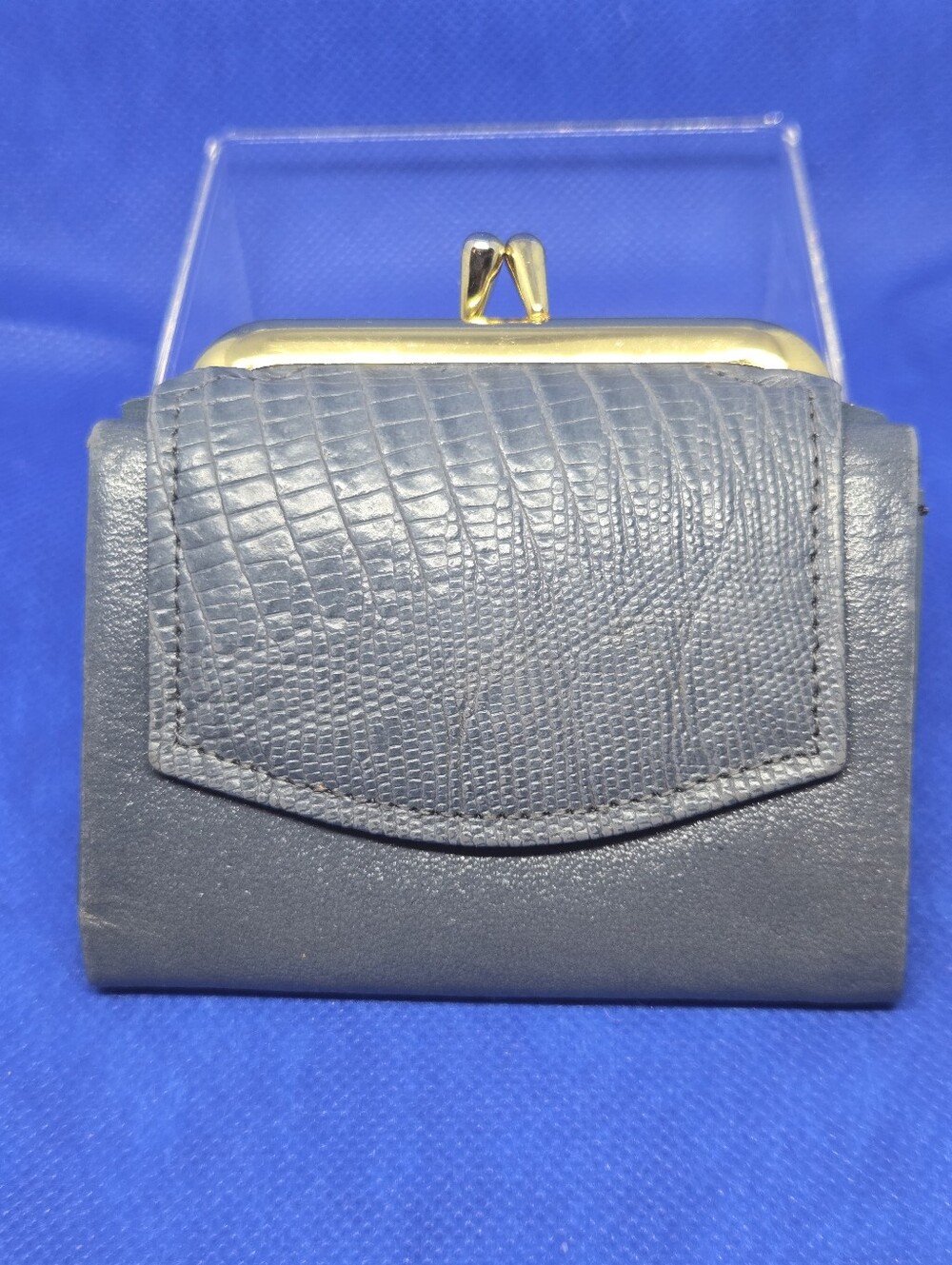 ​Brand: Princess Gardner​Style: French Purse / Kiss-Lock Trifold Wallet​Color